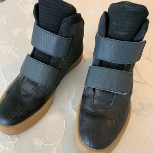 Nike original vintage men’s shoes Size 9.5 in very good condition